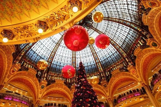 Parigi dall’alto (gratis) e sotto la cupola: vivere le Galeries Lafayette tra shopping di lusso e terrazza panoramica