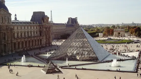 Museo del Louvre a Parigi